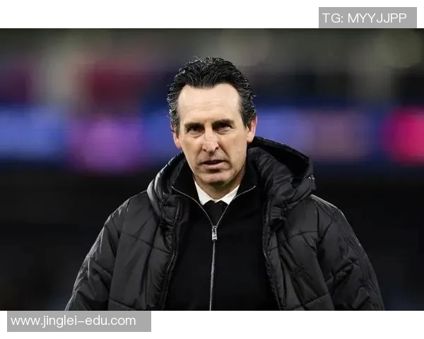 足球明星宽脚高清图片展示让你领略运动员的独特魅力与风采